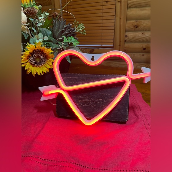 Red Heart Neon Sign - Picture 1 of 6